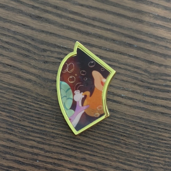 Ariel and Flounder Lenticular Pin - Picture 2 of 3
